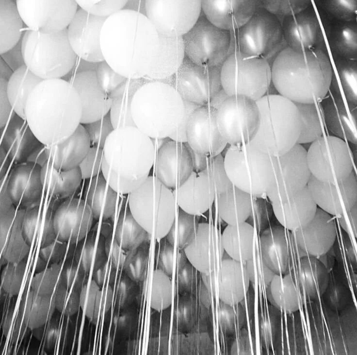 воздушные шарики под потолок. воздушные шары на потолке. белые матовые шары. белые шары под потолок. белые шарики под.