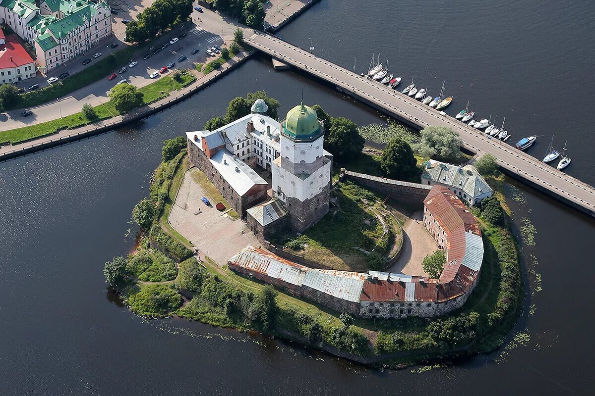 Выборгский замок достопримечательности. Замковый остров Выборг. Крепость Выборгский замок. Средневековый замок в Выборге. Выборгский замок достопримечательности Выборга.