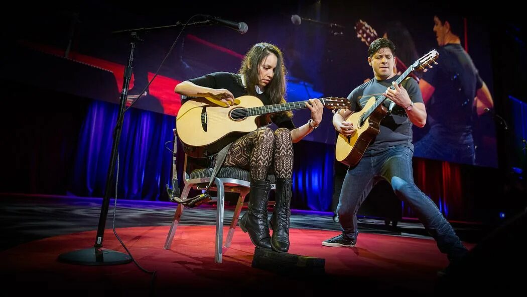 Гр гитара. Родриго и габриэла. группа rodrigo y gabriela. дуэт исполнителей. дуэт гитара и певец на сцене.