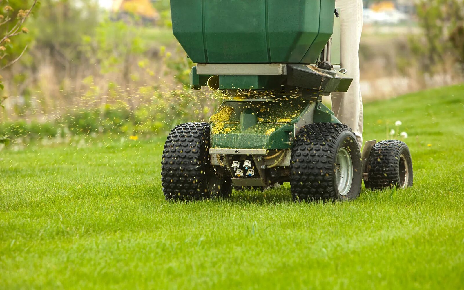 Профессионал газон. Fertilizing Lawn. Внесение удобрений картинки. Tire Spreader.