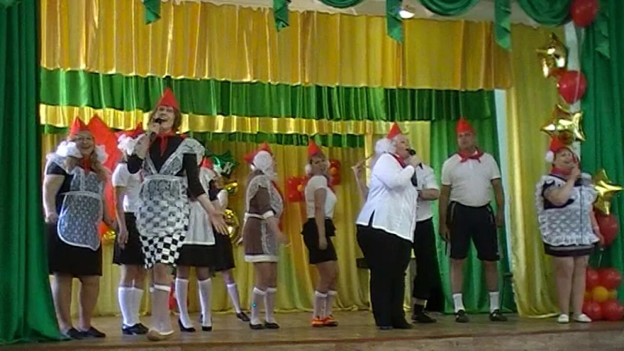 Выступление родителей на выпускном в 9 классе. Танец родителей на последний звонок в 9 классе. игра на последнем звонке сценка про школа 76. выступление детей и родителей в школе. выступление родителей на выпускном в 11 классе прикольные.