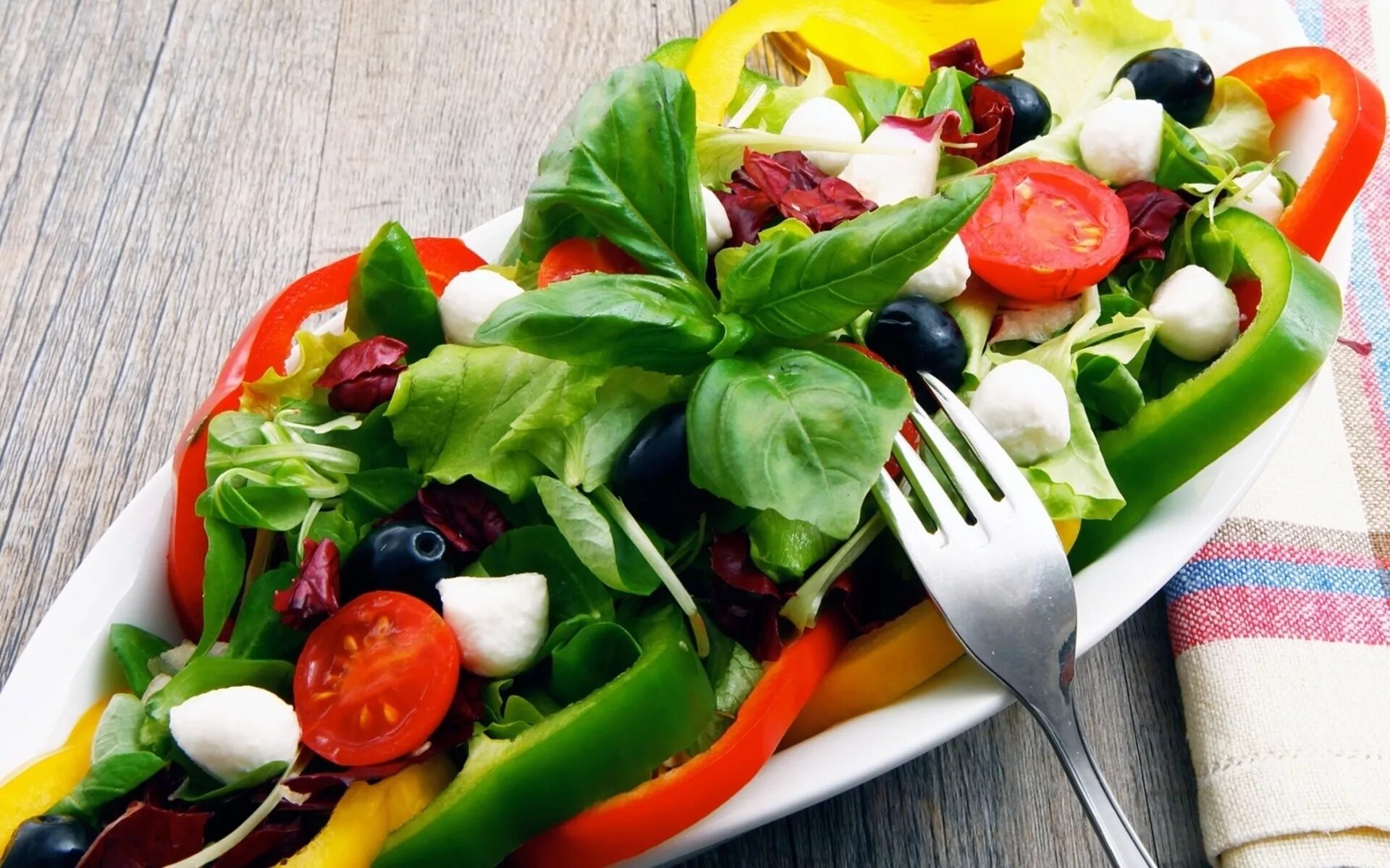 Простые блюда из овощей. Овощной салат. Красивые блюда. Красивый весенний салат. Красивый салат из овощей.