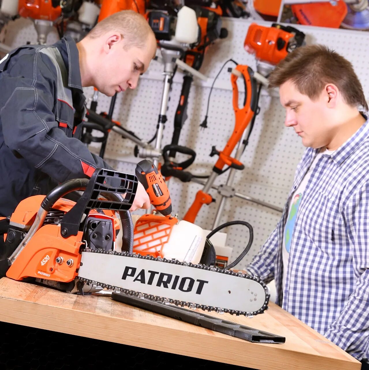 Ремонтные мастерские электроинструмента. Мастер по ремонту инструмента. Технологии инструмент сервис. Мастерская электроинструмента. Мастерская ремонт электроинструмента.