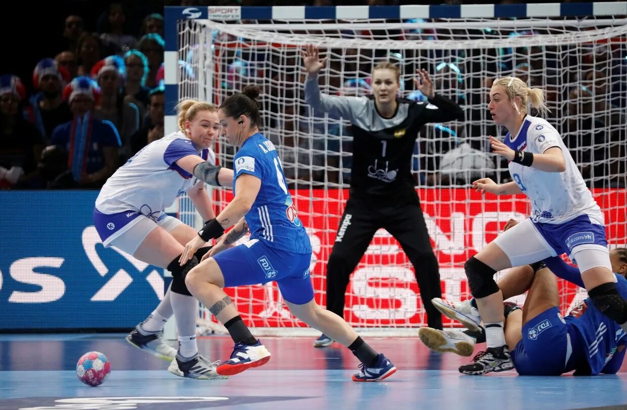 Гандбол сена. Montpellier Handball гандбол Франция. Гандбол Санкт-Петербург.