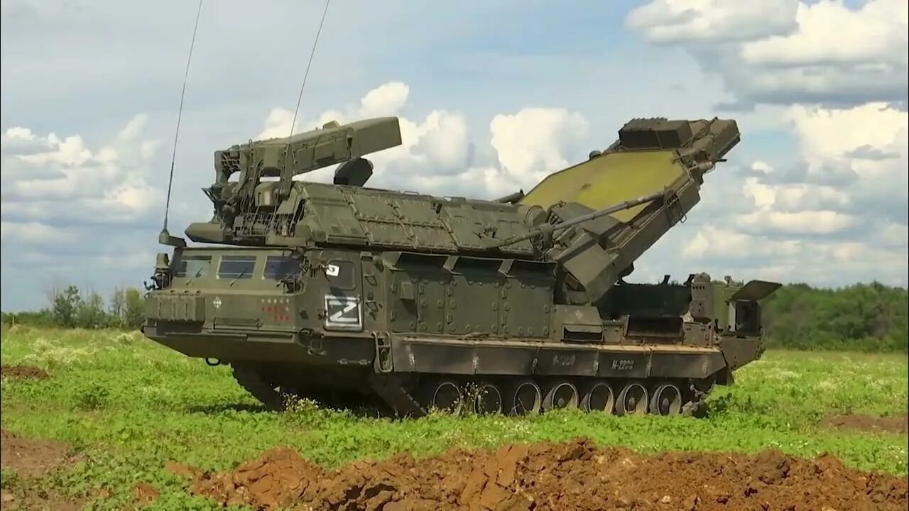 Военная техника России на Украине. Стрела-10 зенитный ракетный комплекс. Стрела-1 зенитный ракетный комплекс. Боевая машина с ракетами. 9 августа 2020