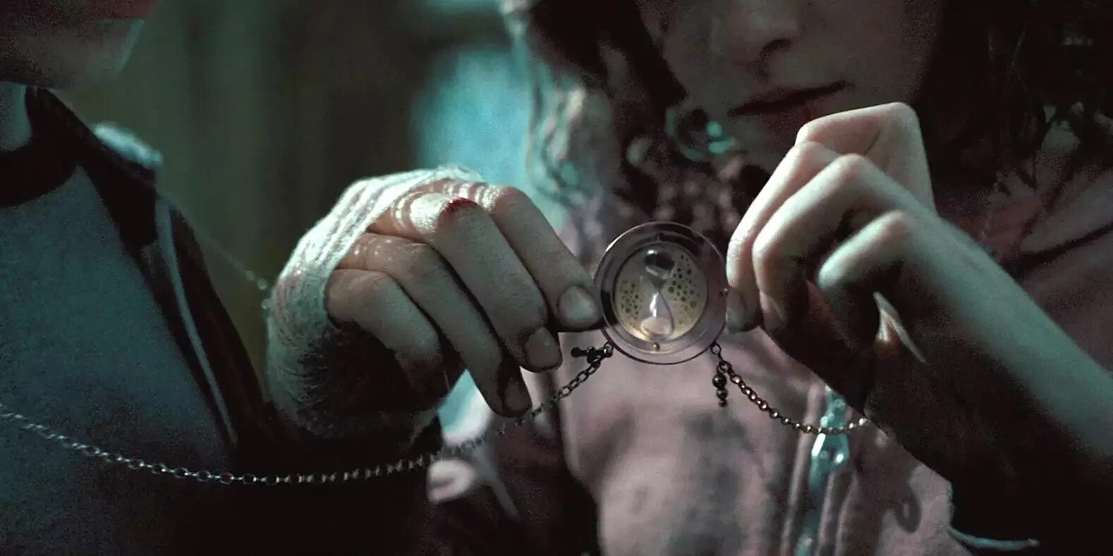 Распилить кольцо на пальце. Шина на кончик пальца. Доктор стрэндж колдует. Доктор стрэндж магия гифка. Как снять кольцо с опухшего пальца.