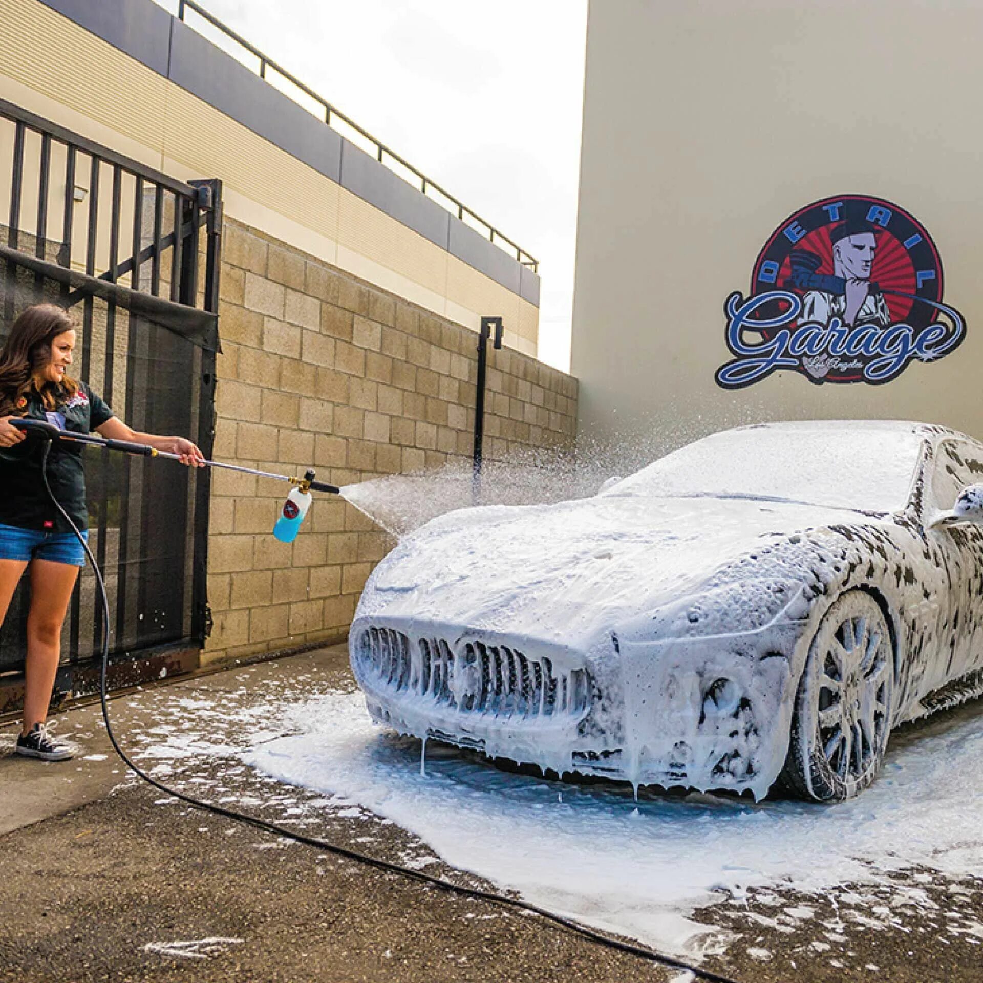 Пена для мытья автомобиля. Car Wash мойка. Мойка машины пеной. Автомойка пена. Пена для мойки автомобиля.