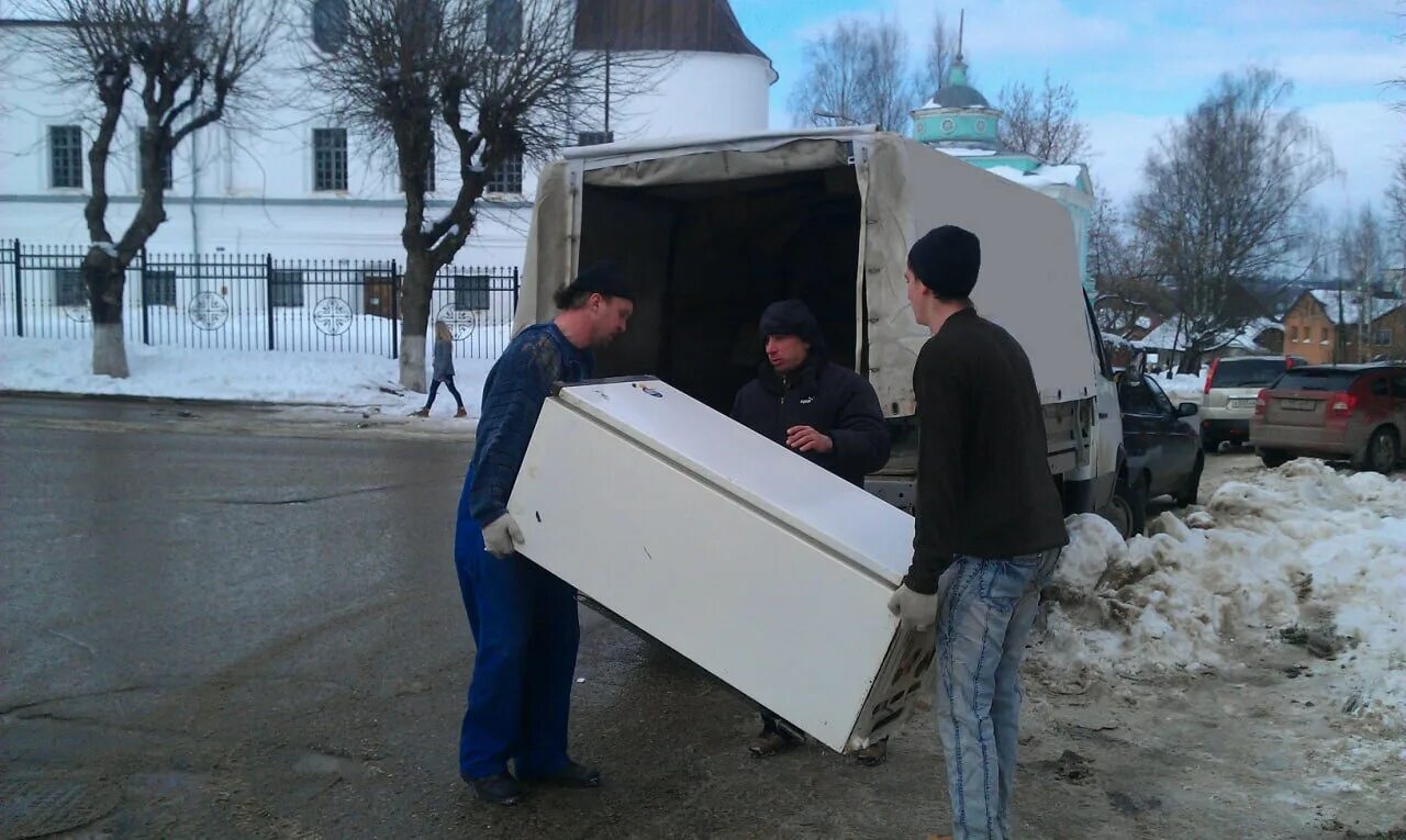Вывоз бытовой техники тюмень. Вывоз холодильников. Вывезем холодильник. Холодильник на помойке. Утилизация холодильников.