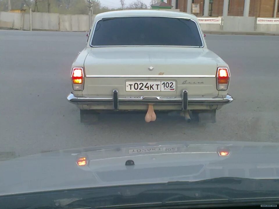 Удлиненный магазин рука торчит из тачки. Удлиненный магазин рука торчит из тачки