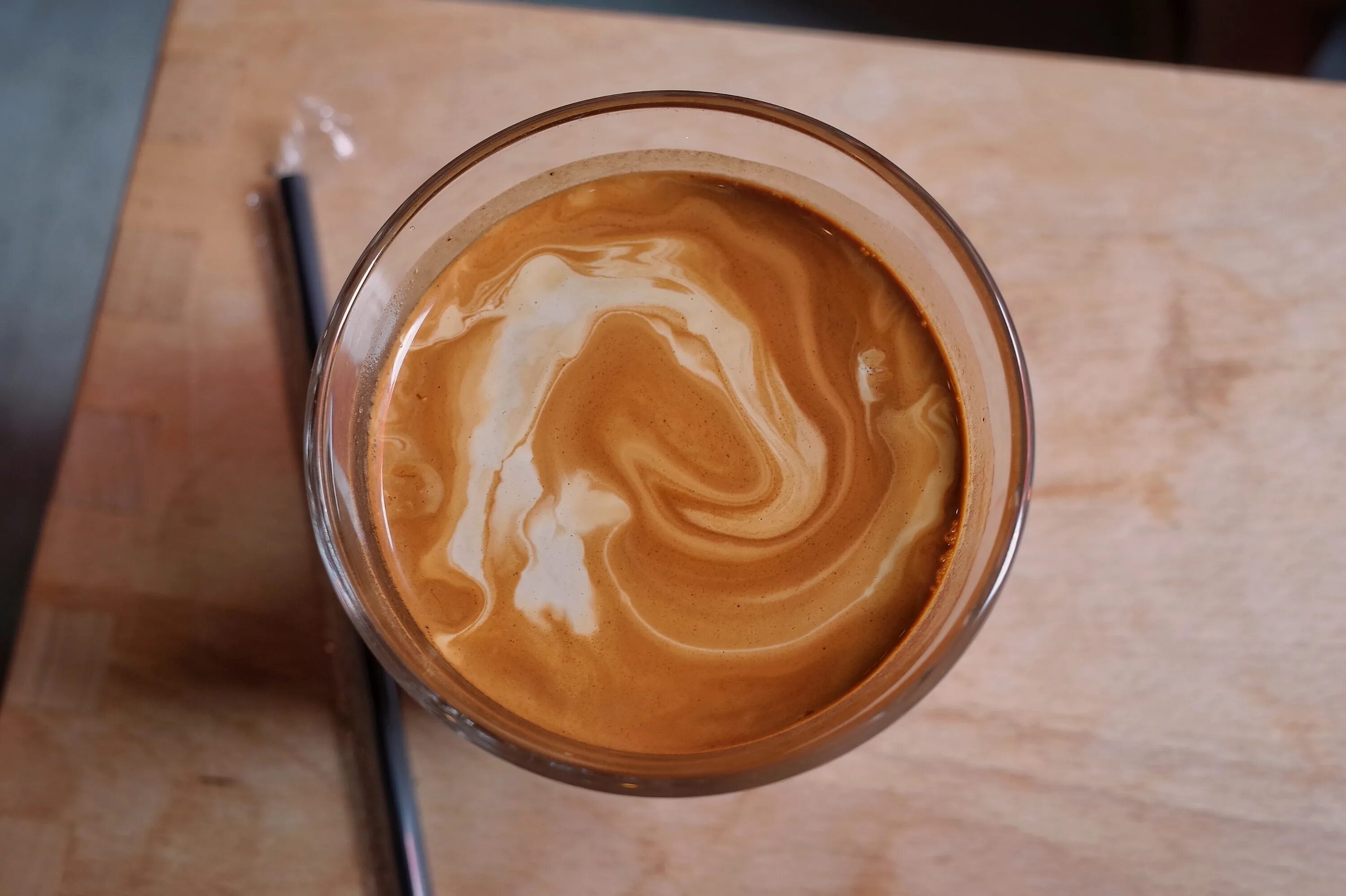 Обычный кофе с молоком. Взбитый кофе. для взбивания кофе. blueberry latte шоколад. зефиро бруш кофе.