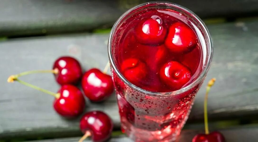 Вишня вишневый сок. Компот вишня. компот из вишни. вишневый сок. сок о! вишня.