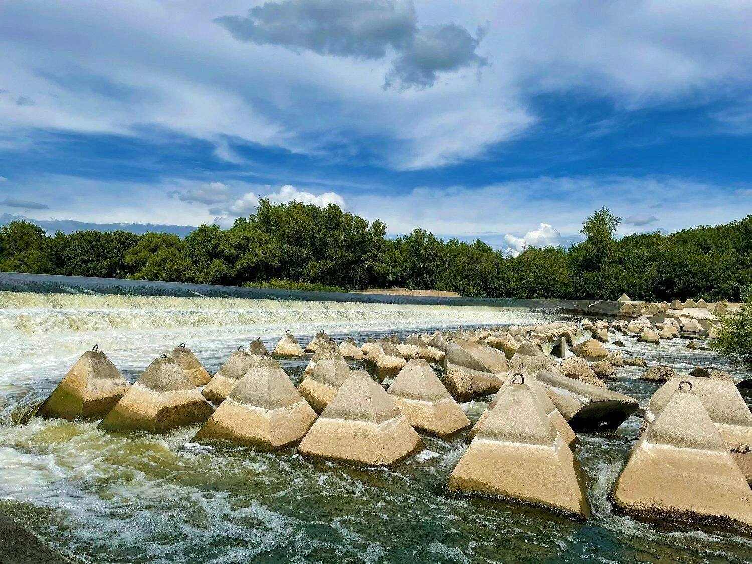 Водопады саратовской. Переливная плотина Иргиз. Река Иргиз Саратовская. Река Иргиз Балаково. Иргиз водопады Саратовская область.