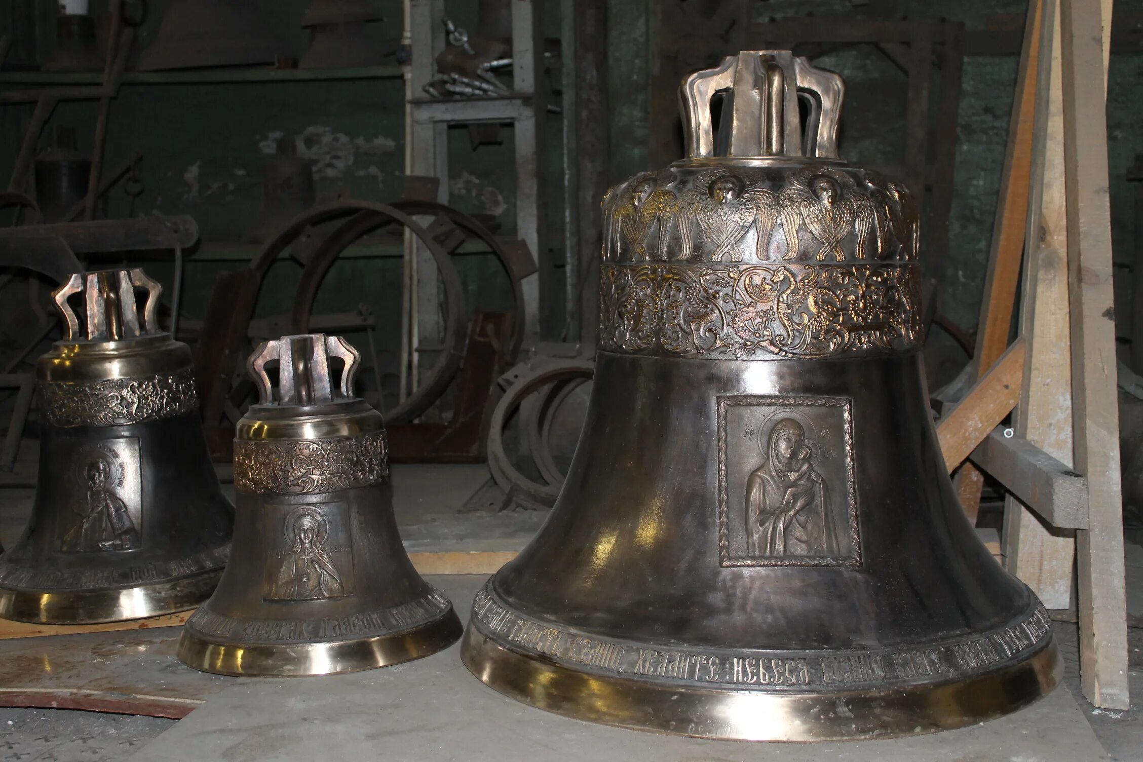 Колокольный завод каменск-уральский. Отливка колоколов. Колокола в церкви. Колоколов мастер. Священник звонит в колокол.