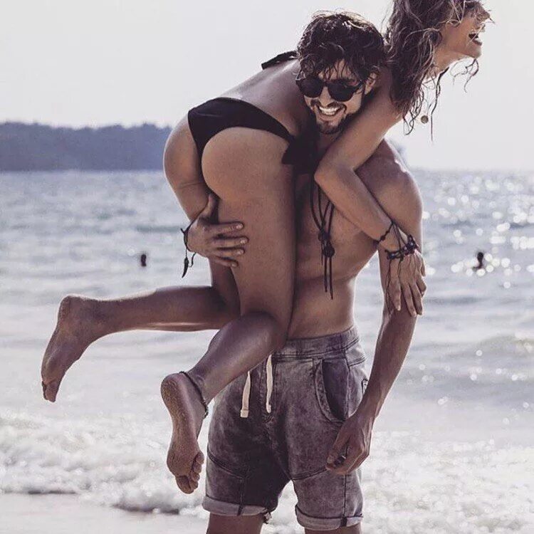 Веселая пара. Красивые пары на пляже. Парень с девушкой на пляже. Парень с девушкой на море. Парная фотосессия на пляже.