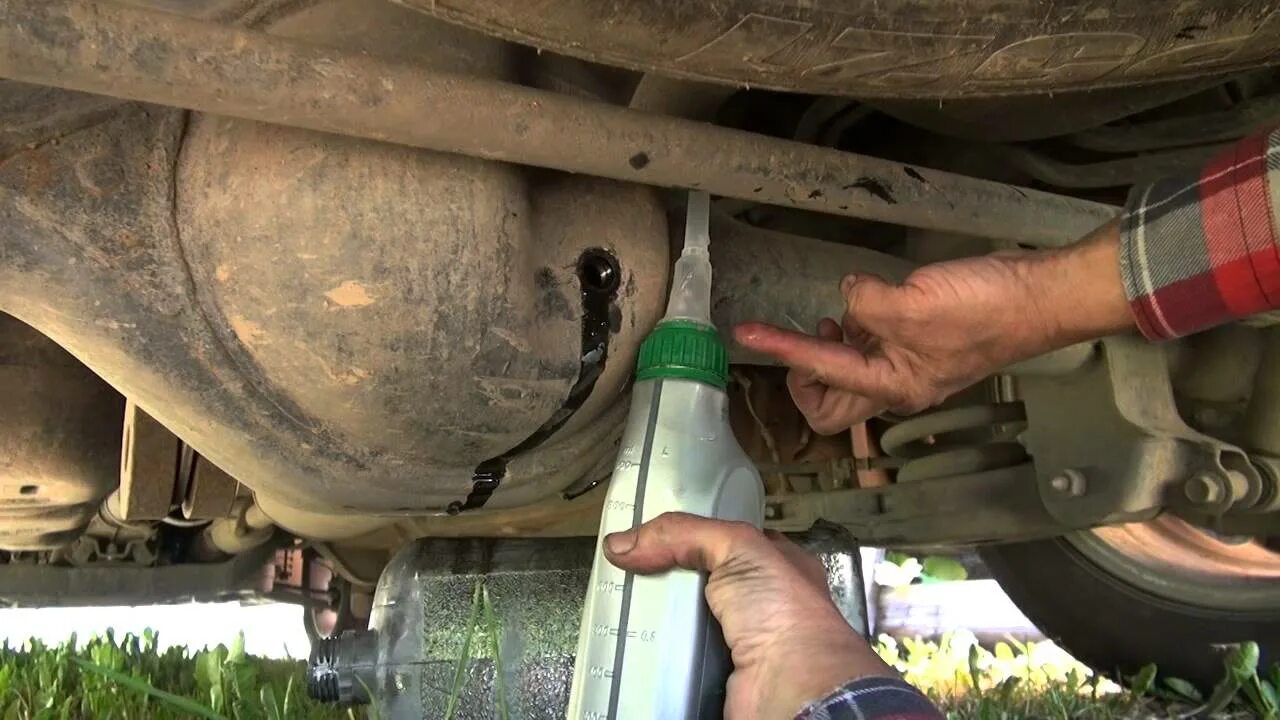 Как залить масло в задний. Уровень масла в заднем мосту зил 131. Мицубиси монтеро спорт сливной болт заднего моста. Масло в редуктор заднего моста газель. Масло в задний редуктор рекстон 2,2.