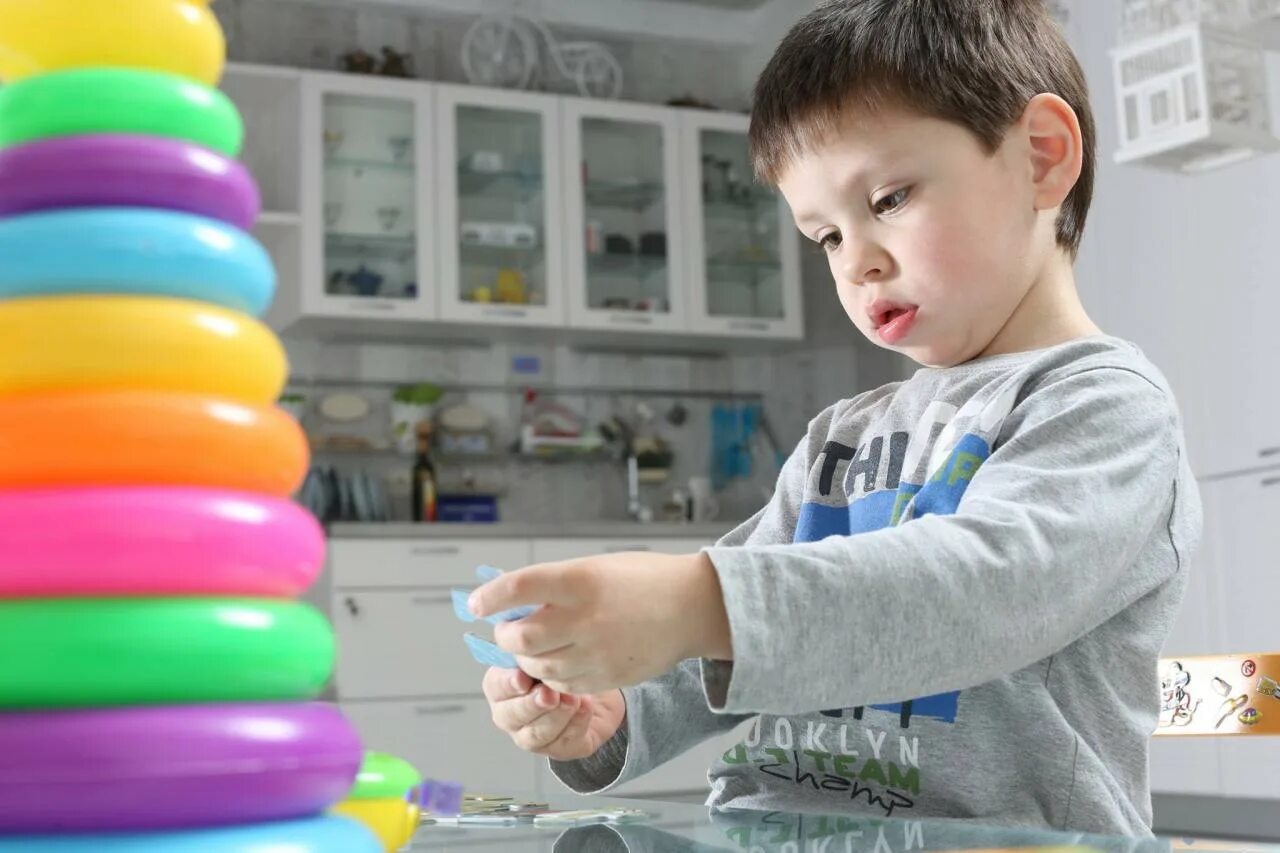 Родители детей с аутизмом. Педагог и ребенок с рас. Дети с синдромом аутизма фото. Аутизм новосибирск. Дети с аутизмом новосибирск.