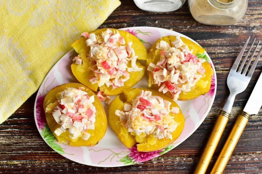 Картошка с крабовыми палочками на сковороде. Крошка картошка с крабовым салатом. крошка картошка с крабовыми палочками. картофель крошка картошка. крошка картошка с сыром.