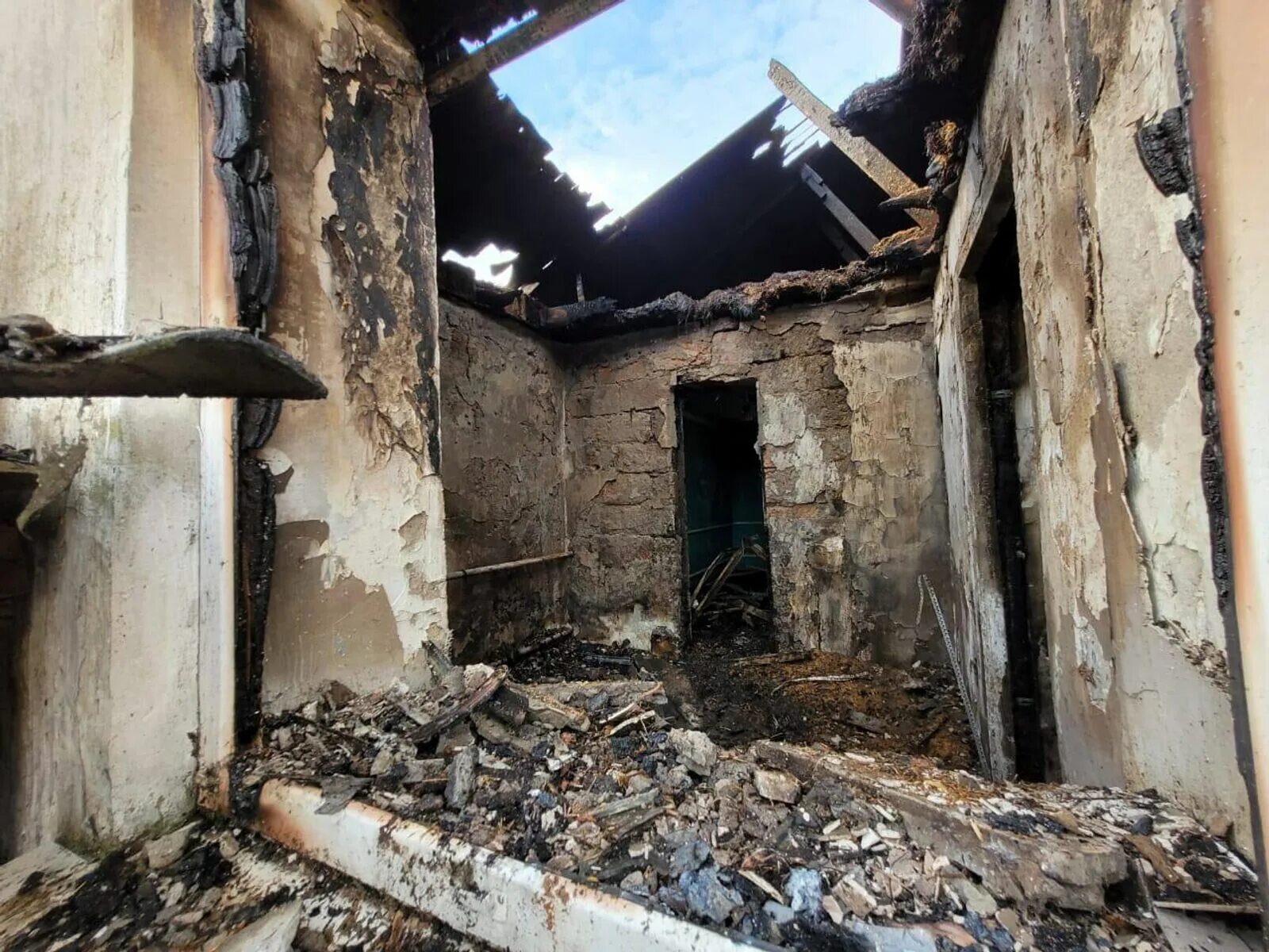 Поджог дом 2. Разрушенные дома. разрушенное здание. сожженный дом. дом.