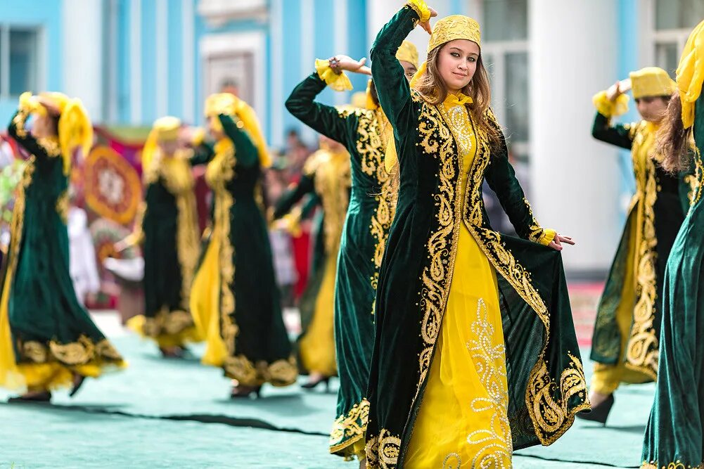 Национальные платья Таджикистана Навруз. Таджикистанская Национальная одежда. Узбекский костюм женский. Культура Таджикистана. Танцующий таджик