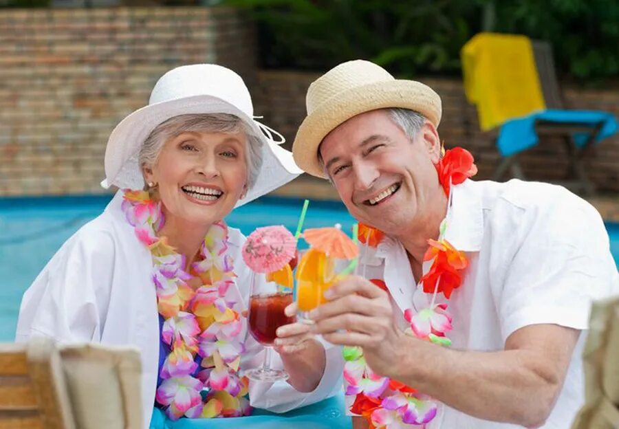 Путешествия в пожилом возрасте. Старики на отдыхе. Богатый старик на яхте. Путешествие дедушки. Пенсионеры в норвегии.