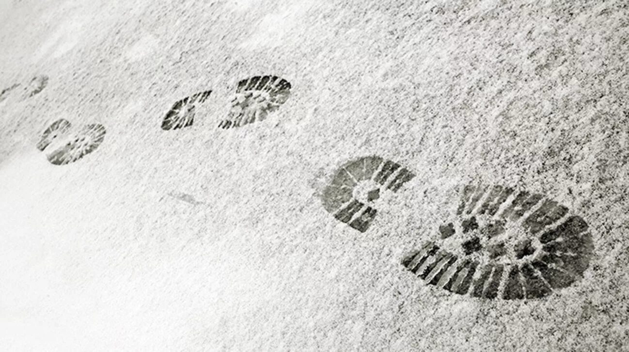 Следы на песке. Отпечаток ноги. Следы. Отпечаток следа ноги. Следы подошвы на снегу.
