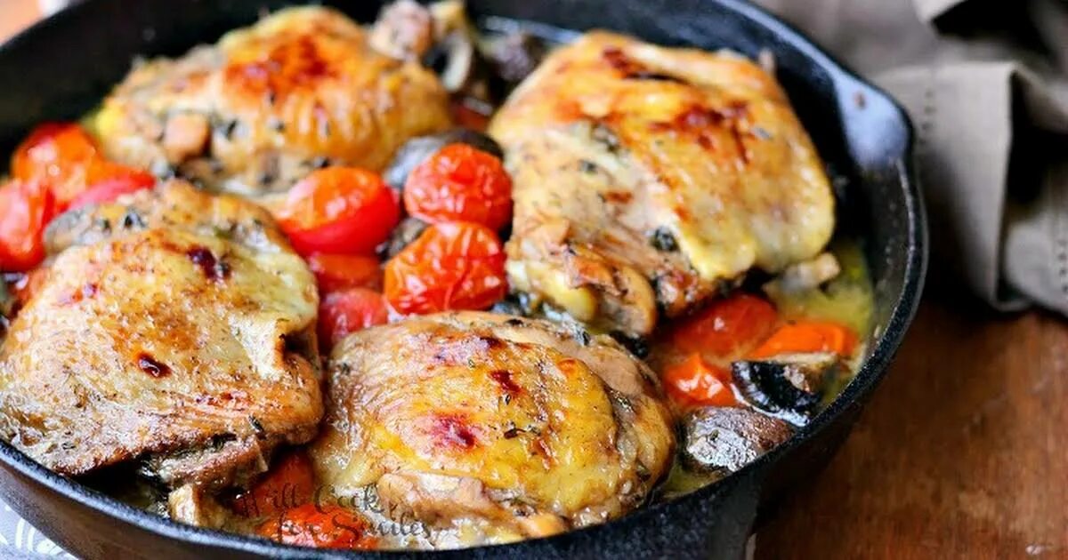 Куриные бедра в духовке с помидорами. Куриные бедра с помидорами. Бедрышки с помидорами. Бедрышки с сыром в духовке. Куриные ножки в чесночном соусе.