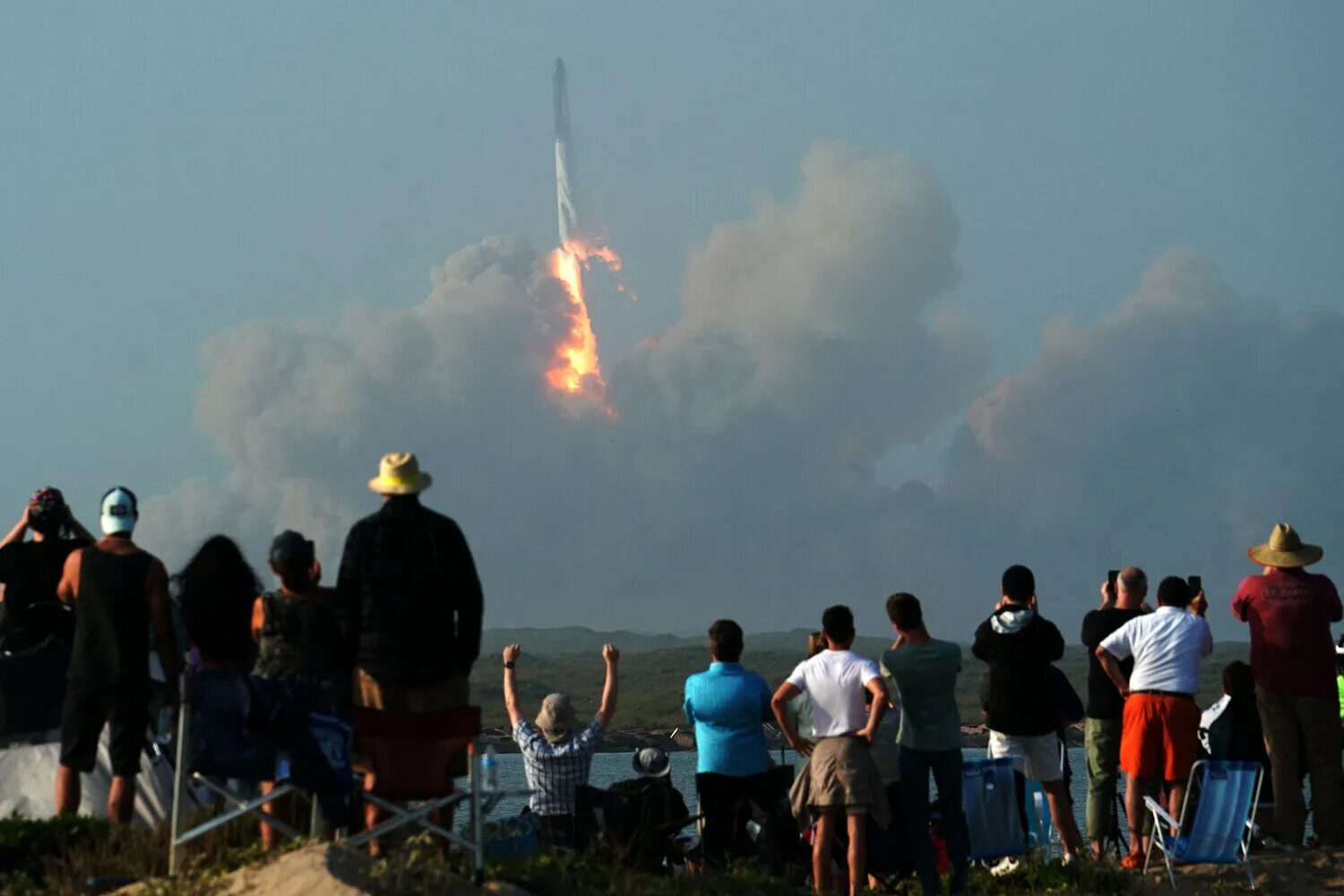 Ракета маска сегодня. Ракета SPACEX Starship. Взрыв ракеты. Летающая ракета. Взрыв ракеты SPACEX.