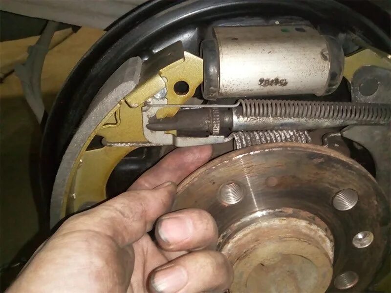 задние тормоза ваз 21 10. как заменить задние тормозные колодки. механизм задних тормозов рено логан. 6. как заменить задние тормозные колодки.