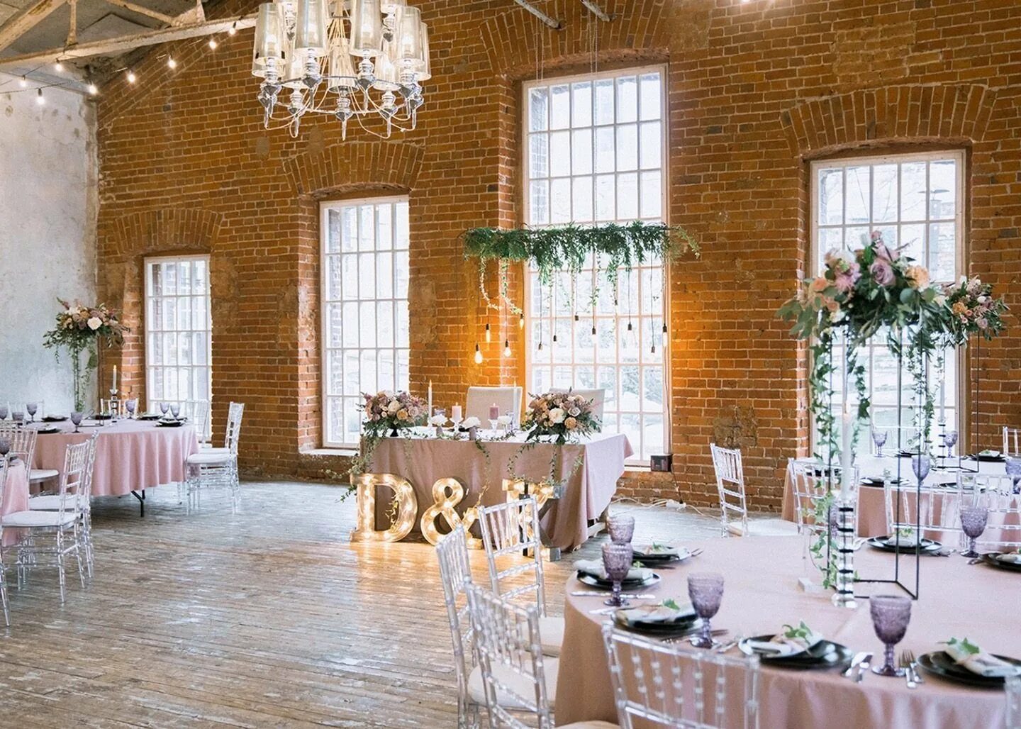 свадьба в стиле лофт. лофт для свадьбы. украшение свадебного зала в стиле лофт. лофт для свадьбы. лофт холл грейс.
