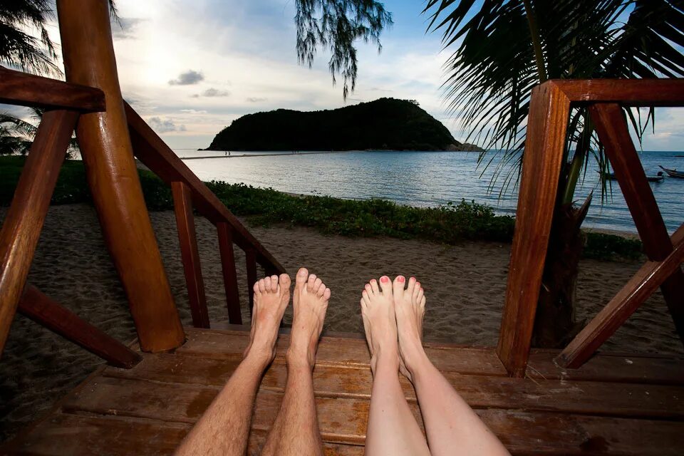 Couples feet. Ноги на пляже. Море пляж ножки. Ноги в море. Ступни на пляже.