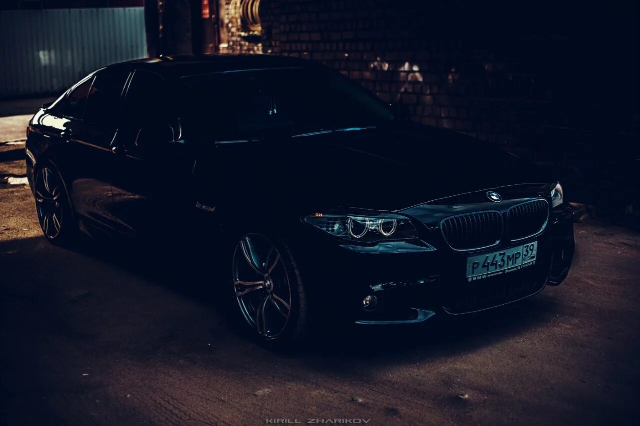 БМВ f10 черная тонированная. BMW f10 Night. БМВ м5 тонированная. BMW 5 f10. Суета на ф90