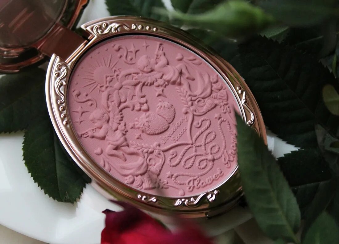 Румяна бренды. Flower knows румяна. Руманя бренды. Strawberry Rococo Series Embossed blush бренда Flower knows. Flower knows праймер