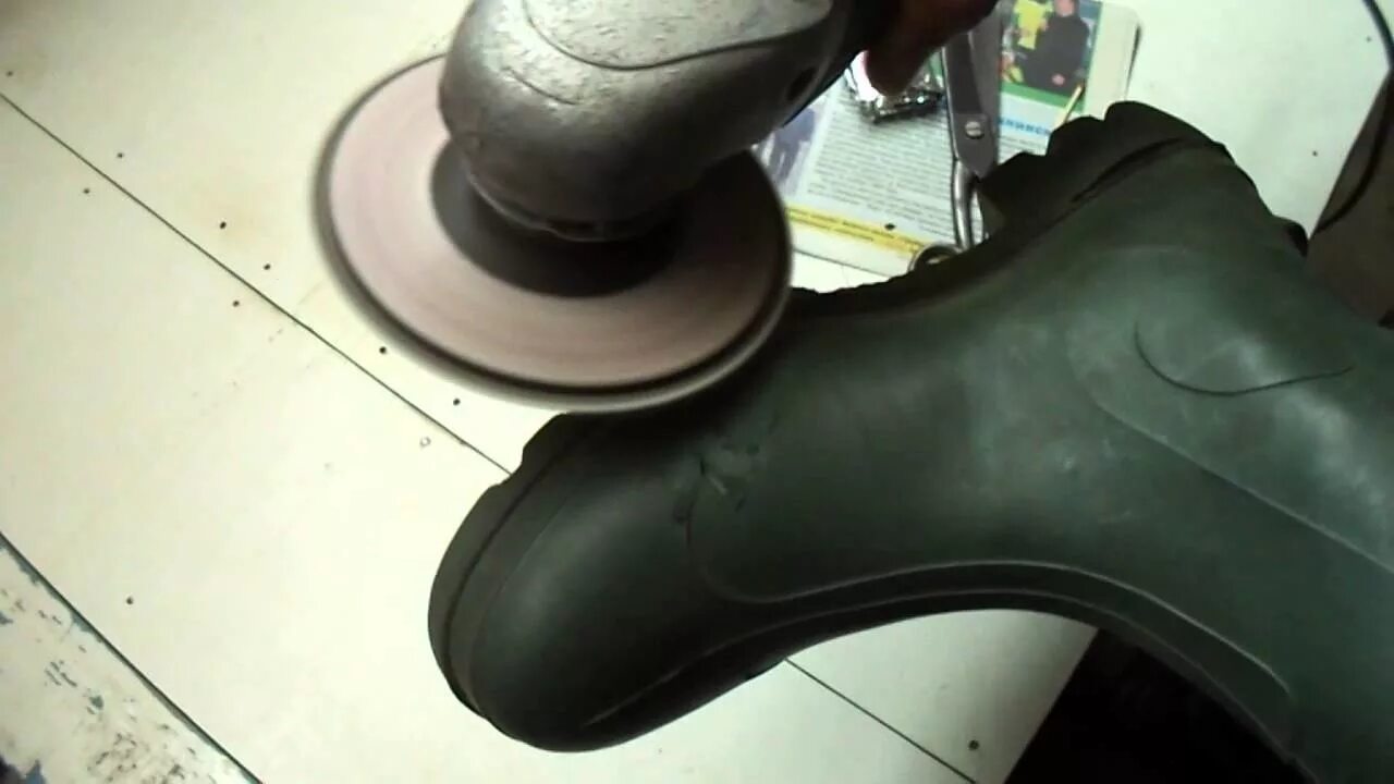 Ремонт трещины подошвы. Резиновая заплатка для сапог ЭВА. Порванные резиновые сапоги. Резиновые сапоги с дырками. Резиновая заплатка для ремонта обуви.