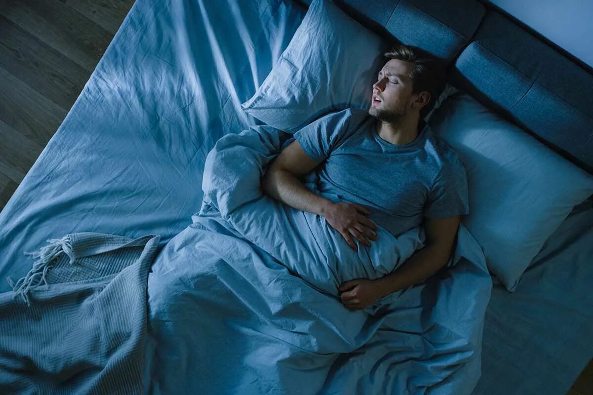 Сон в ночь на 1 января. Про сон. Blue night кровать. Девочка и звезды. Сон в ночь на 1 января.