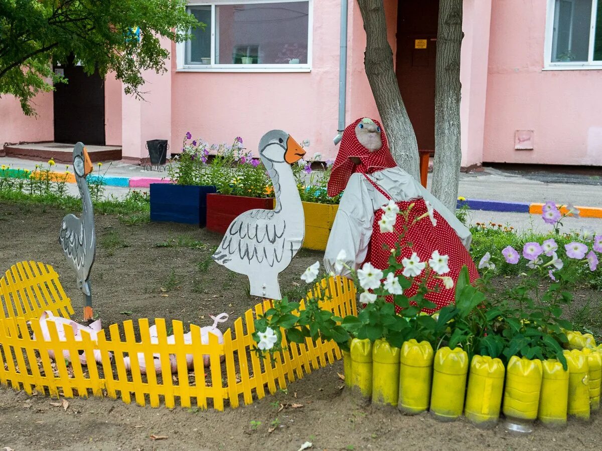 Двор садика. Украсить двор детского сада. Поделки в детский сад во дворе. Оформляем двор в детсаду. Украшение двора детсада лето.