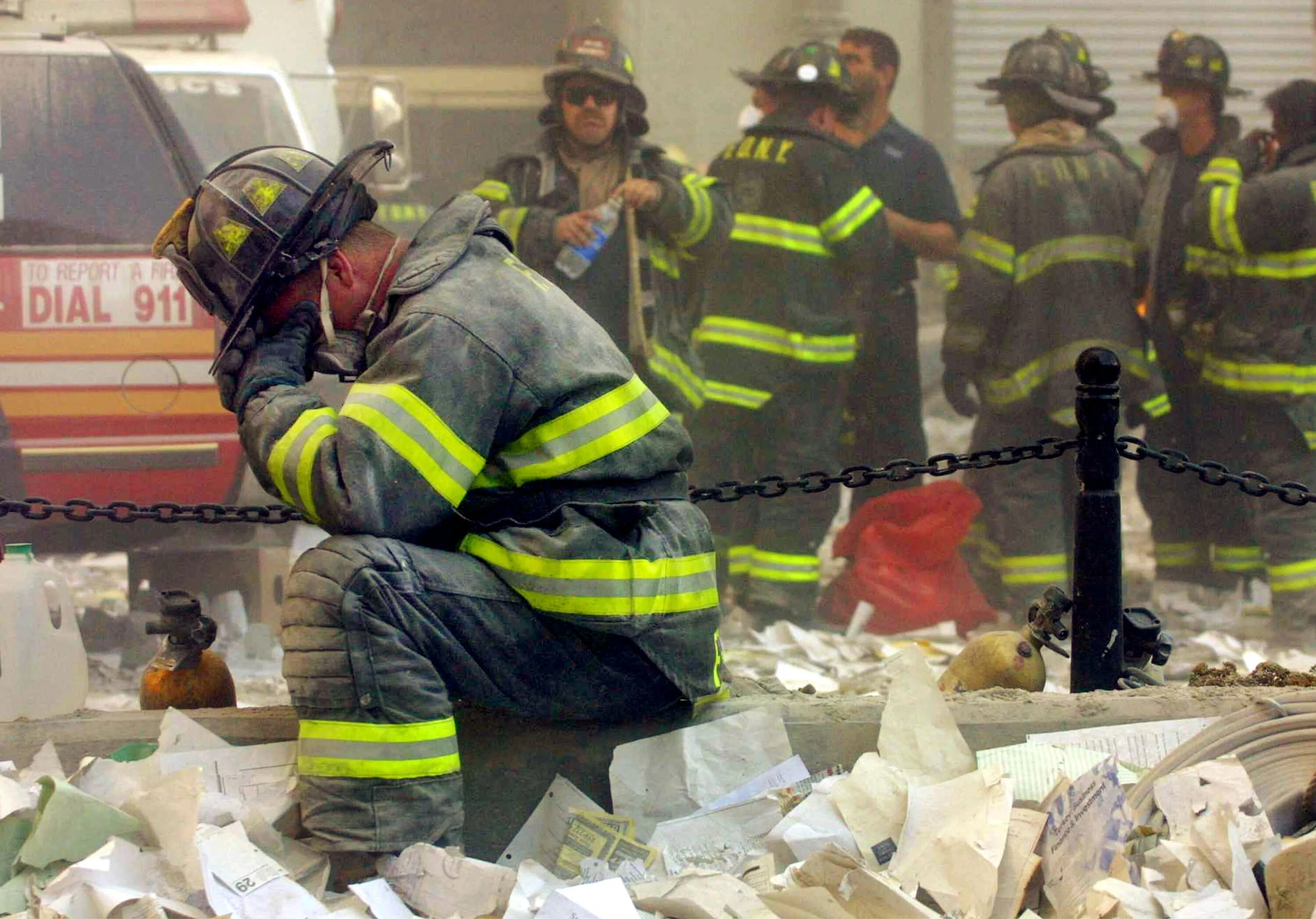 Люди гибнут. Спасатели 11 сентября 2001. Жертвы теракта 11 сентября 2001. Пожарные Нью-Йорка 11 сентября. 11 Сентября 2001 башни Близнецы жертвы.
