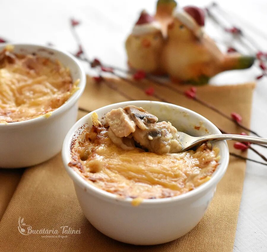 Как готовить жульен со сливками. Жульен королевский. Грибной жульен с куриной грудкой. Жульен в кокотнице в столовой. Жульен с курицей и грибами.