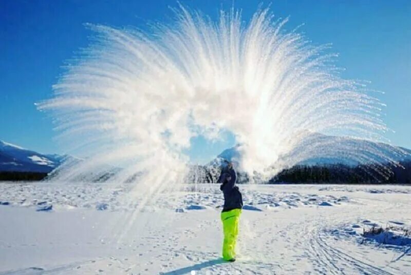 Вода на морозе выплеснуть сколько градусов. Вода на морозе выплеснуть сколько градусов. Фейерверк из кипятка. Эффект мпембы. Горячая вода на морозе.