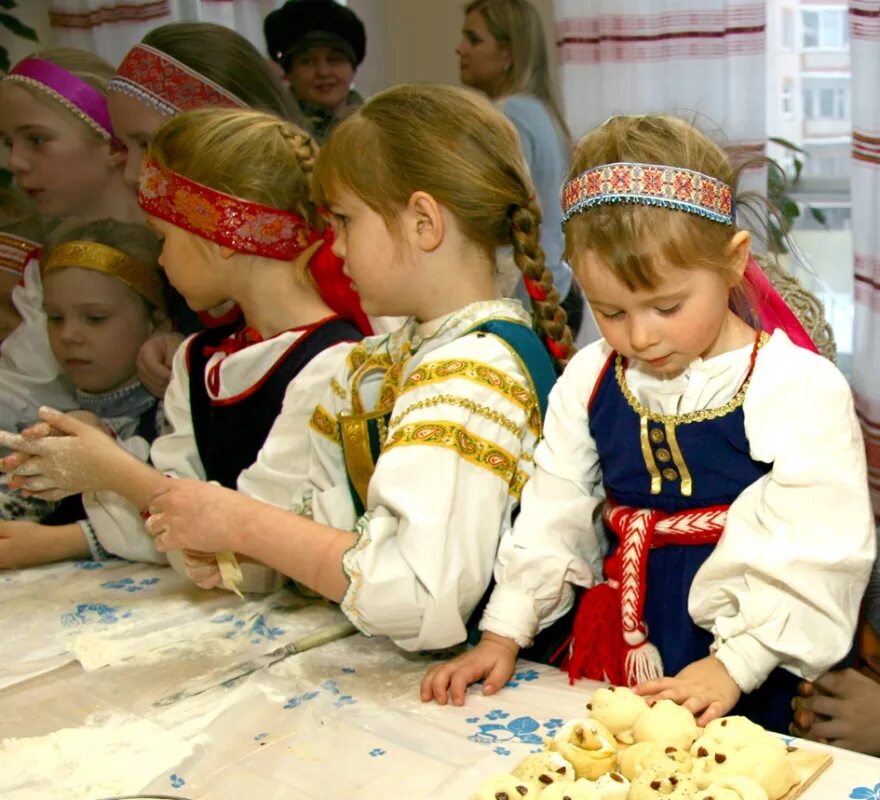 Русско народный в садике. Фольклорный праздник сороки Жаворонки. Встреча весны Жаворонки праздник. Жаворонки традиции праздника. Народные традиции для детей.