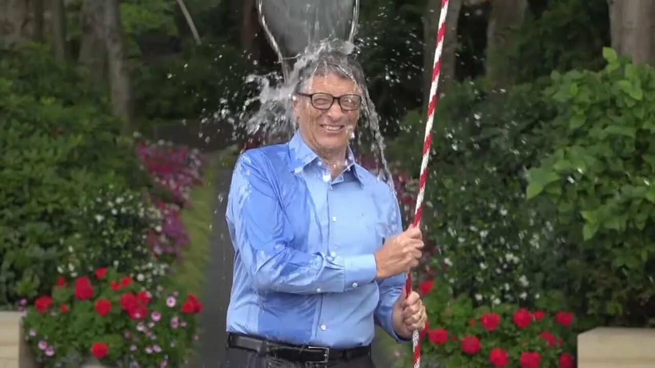 Als bucket challenge. Билл гейтс ice bucket challenge. ice bucket challenge bill gates. als ice bucket challenge. ice bucket challenge знаменитости.