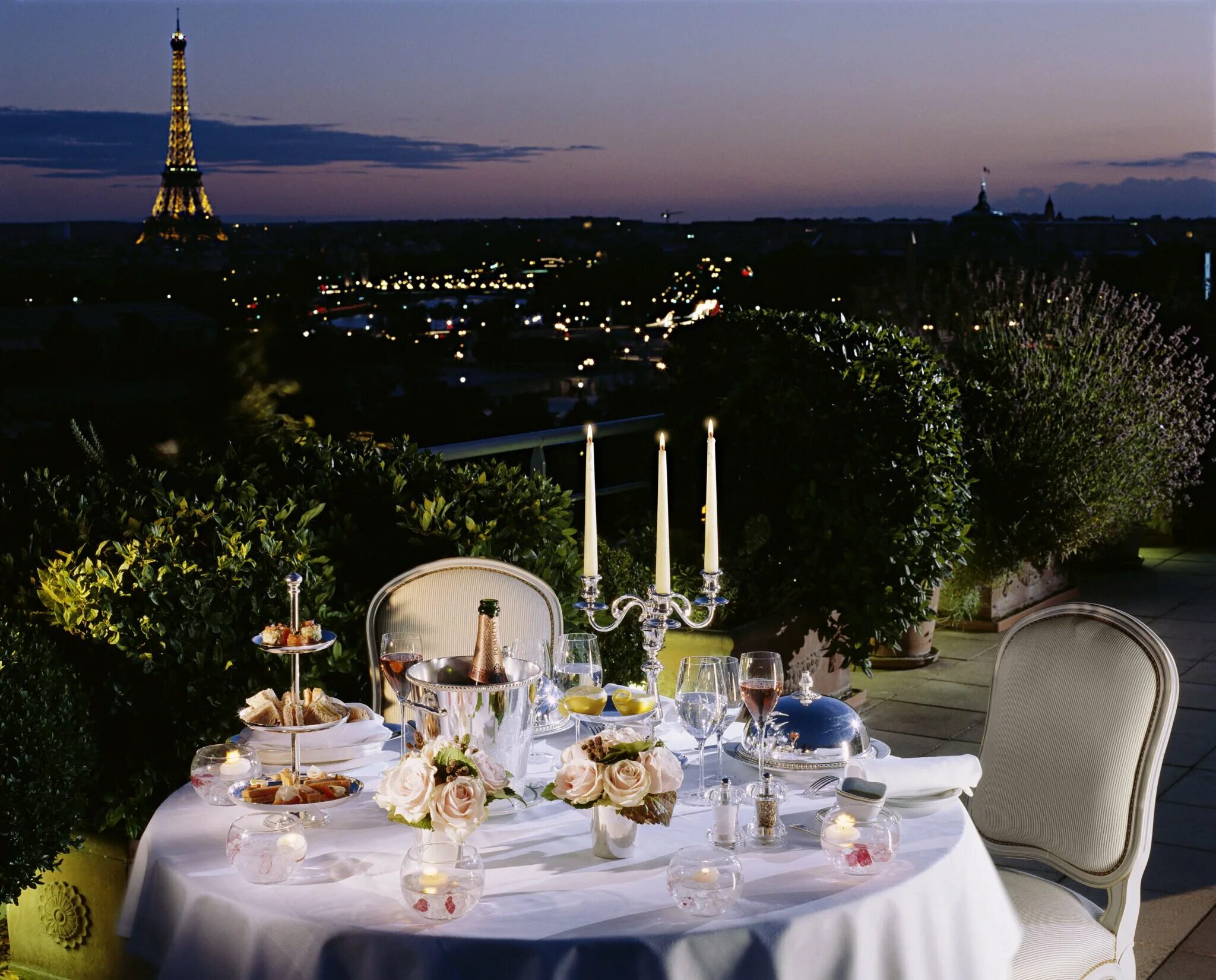 Предлагаю поужинать. Отель le Meurice в Париже. Ресторан le Meurice Париж еда. Рестораны с красивым видом. Романтический ужин в ресторане.