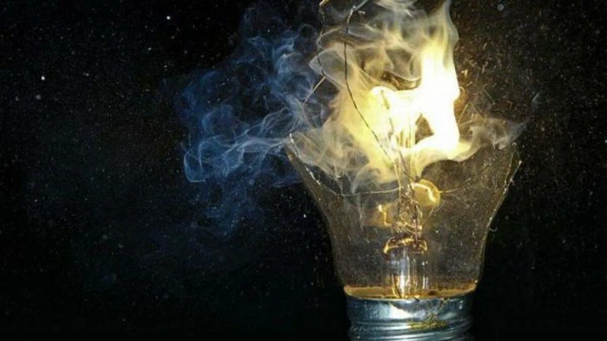 Взорви лампочку. Разбитая лампочка. Лампочка взорвалась. Взрыв лампочки. Взорви лампочку.