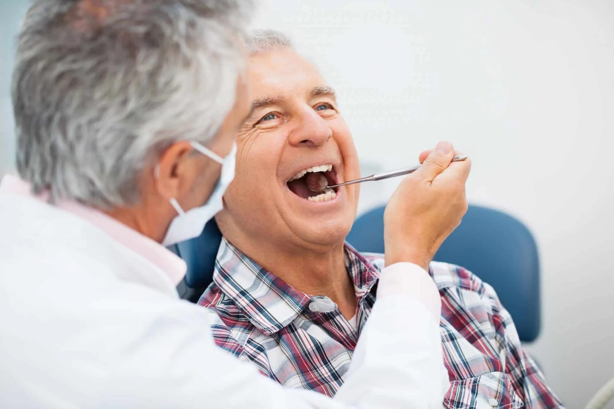 Протез пенсионеру. Пожилой человек у стоматолога. Пожилой пациент у стоматолога. Пожилой мужчина у стоматолога.