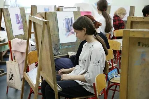 Посещает художественную школу