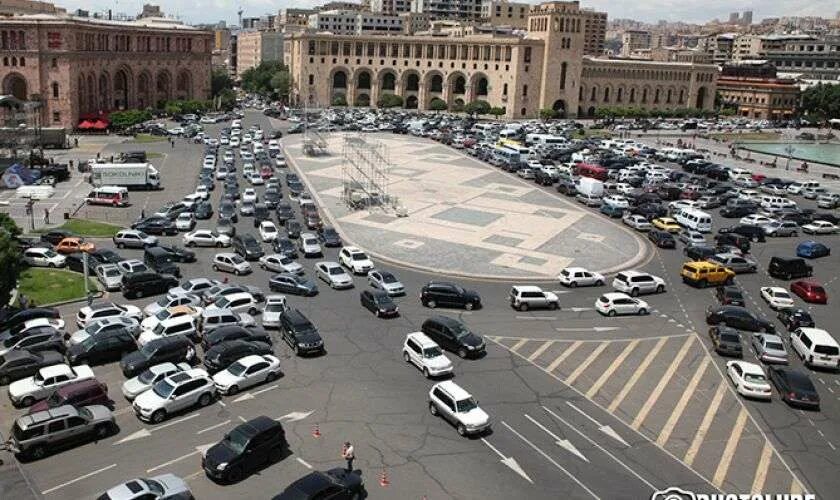 Парковка в ереване. Ереван малый центр. Общественный транспорт Еревана. Пробки в Ереване. Движение транспорта в Армении Ереван.