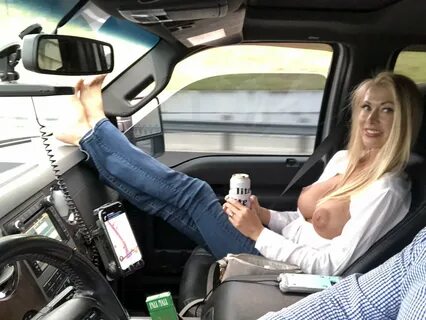 Women flashing truckers : Naughty Blonde Flashing Truck Drivers - Private M...