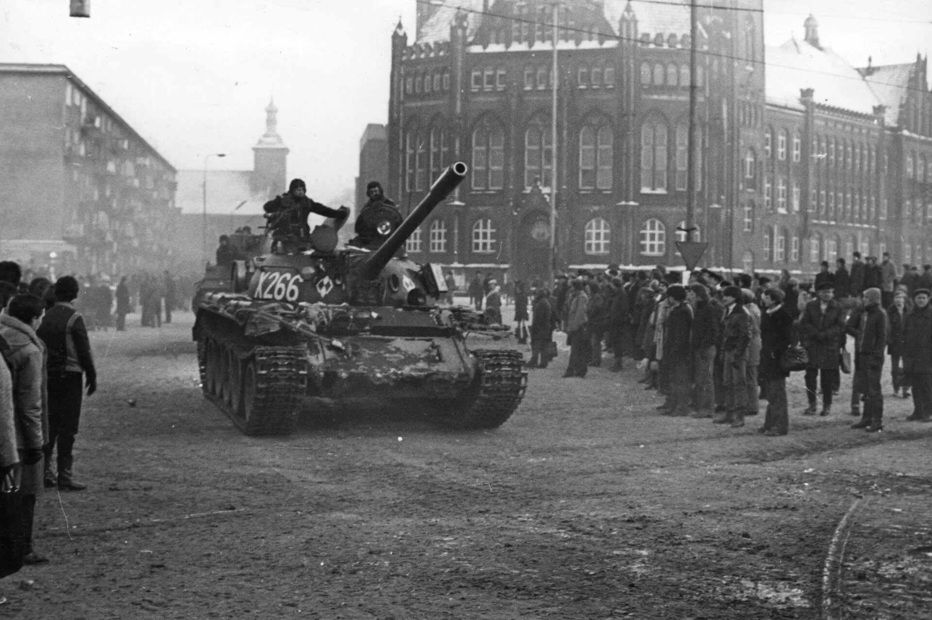 Введут военное время. Военное положение в польше 1981. польша 1981. польша 1983. 13 декабря 1981 военное положение.