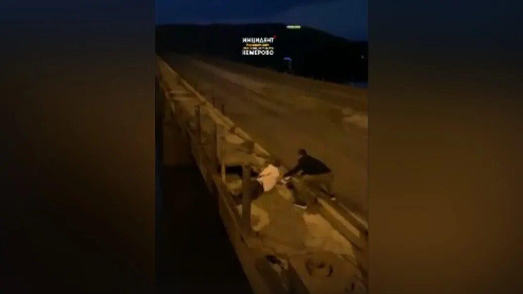 Кузнецкий мост Кемерово ночью. Человек прыгнул с моста. Парень прыгнул с моста 24.05.2022 ночью Иркутск.