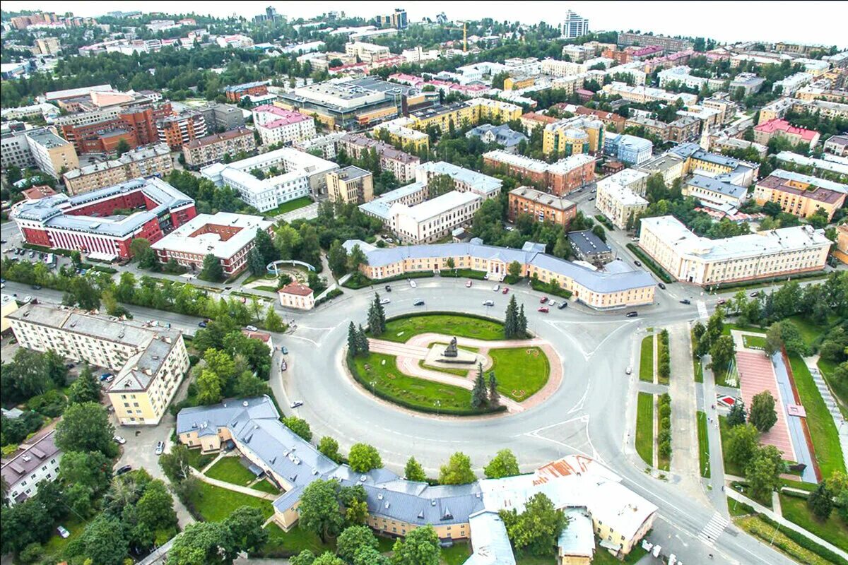 Петрозаводск сайт города. Столица Карелии Петрозаводск. Петрозаводск центр города. Республика Карелия столица — город Петрозаводск. Площадь Ленина Петрозаводск.