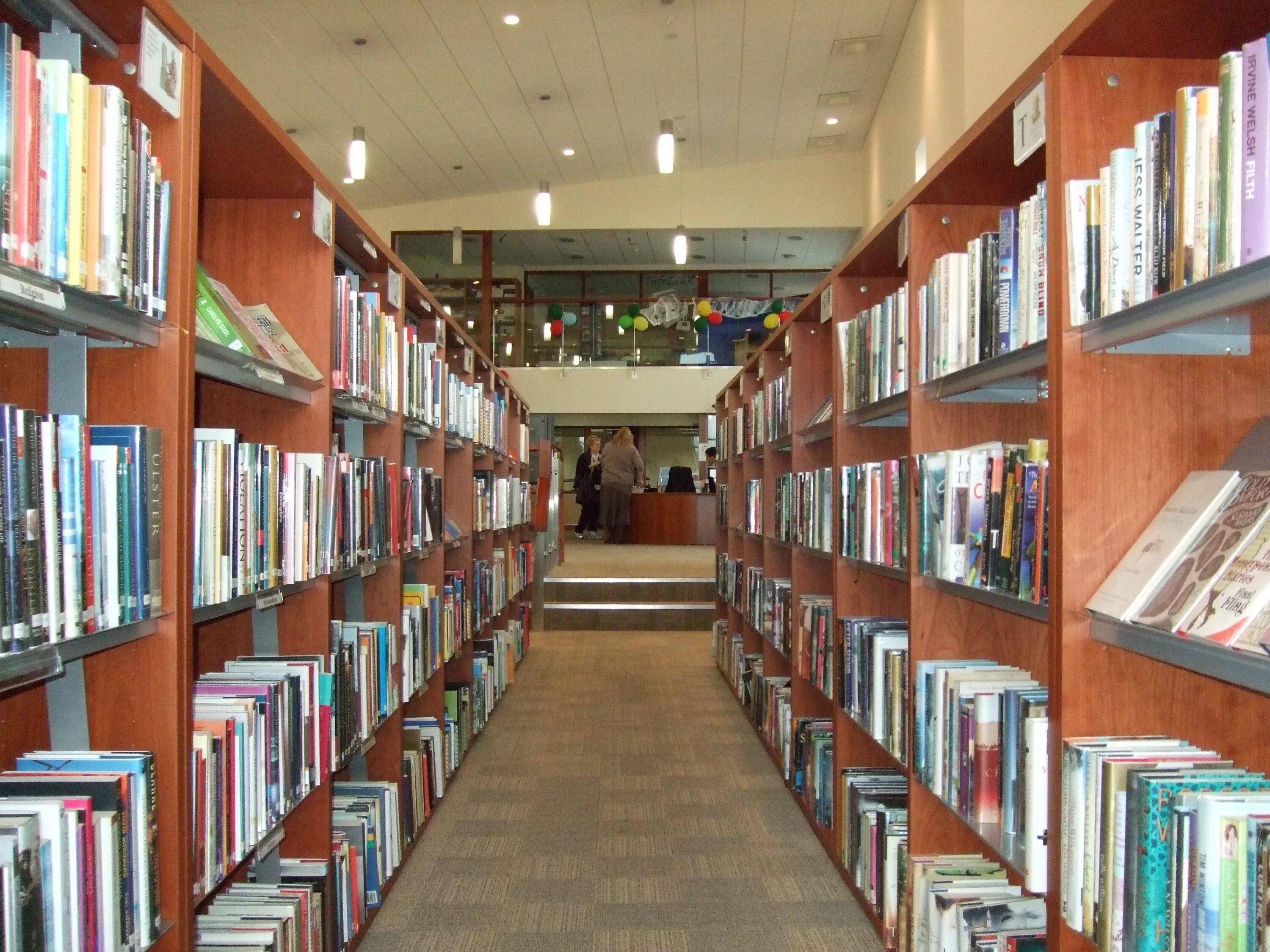 Школьная библиотека книгохранилище библиотеки. Библиотечные стеллажи с книгами. Полки для книг. Полки с книгами в библиотеке.